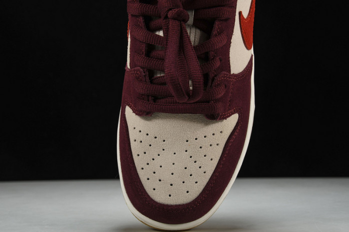 skate like a girl x nike sb dunk low dx4589-600