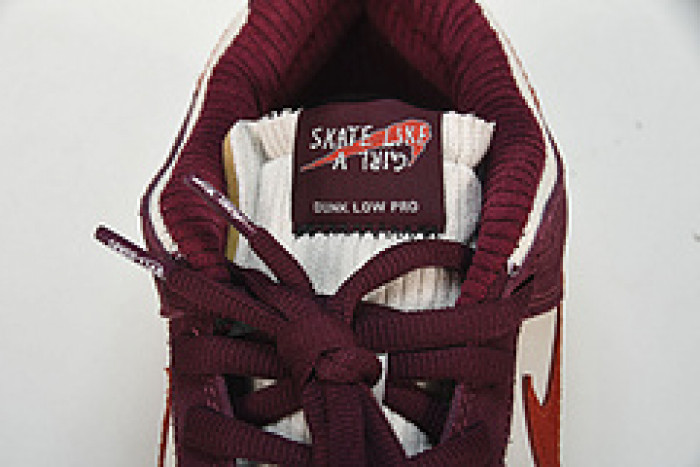 skate like a girl x nike sb dunk low dx4589-600