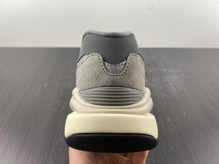 new Ba1an*e 57/40 grey day m5740ta