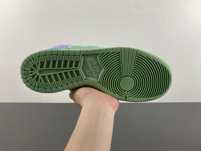 verdy x nike sb dunk low “visty” fn6040-400